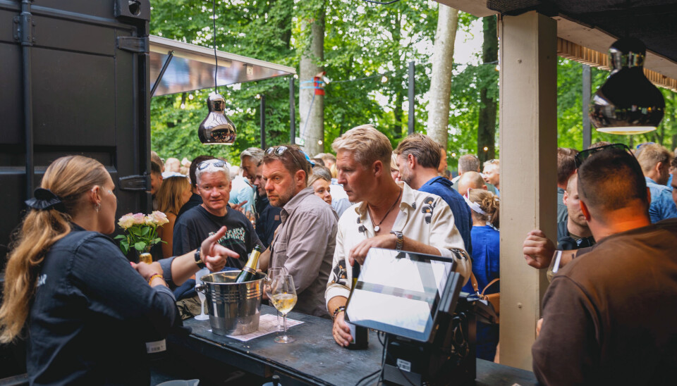Kom med på arbejde i Smukfests vildeste bar: ”Vi har en flaske til 29.000, og den skal sgu nok blive nappet”