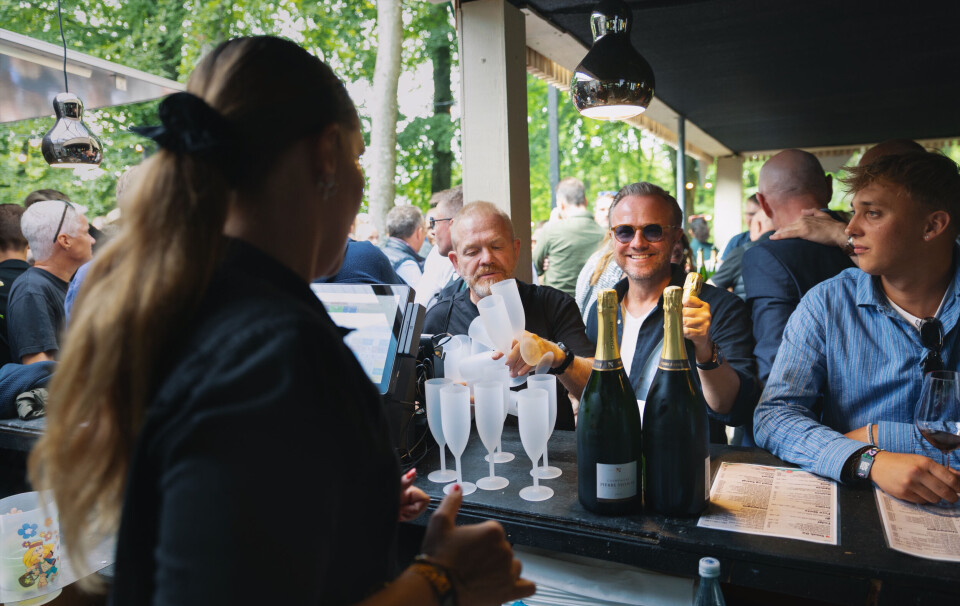 Kom med på arbejde i Smukfests vildeste bar: ”Vi har en flaske til 29.000, og den skal sgu nok blive nappet”