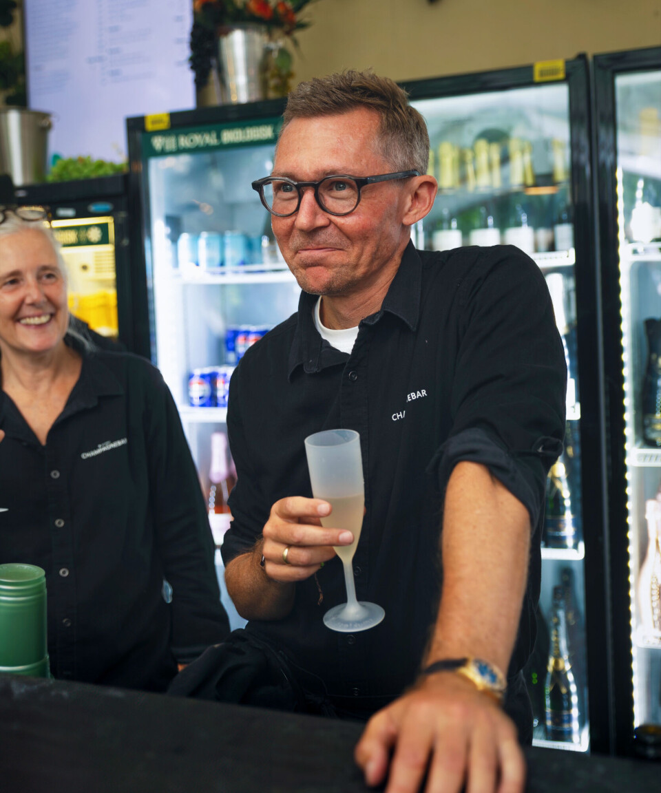 Når Morten ikke står i Champagnebaren på Smukfest arbejder han som afdelingsleder af et rusmiddelcenter i Horsens.