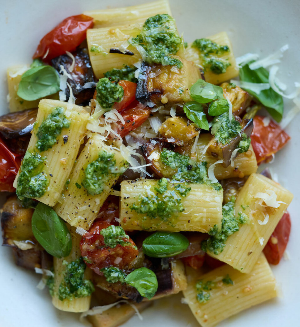 En nem sommerret: Rigatoni med ovnstegt aubergine, tomat og pesto