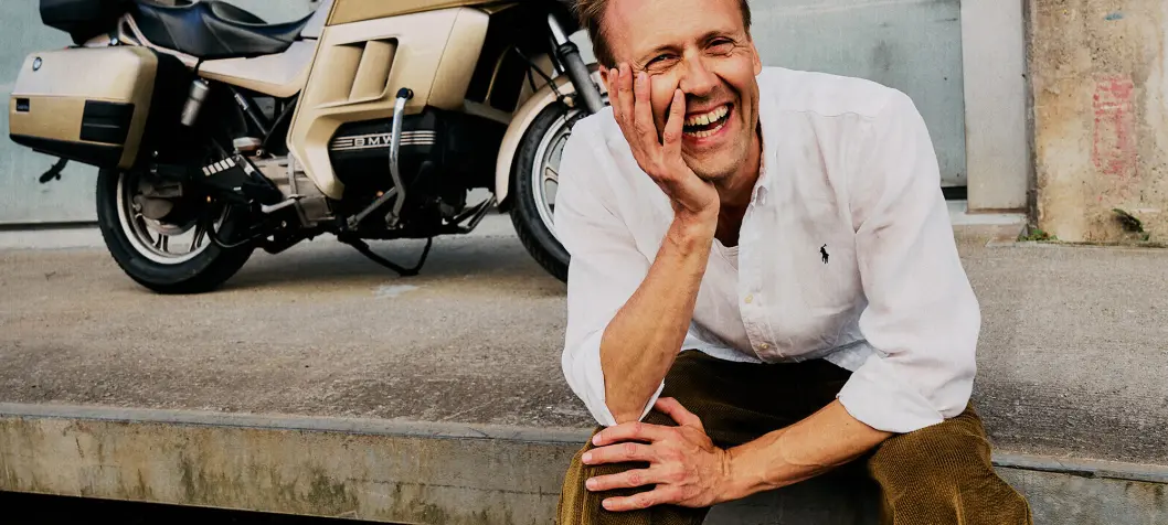Nikolaj arvede sin fars motorcykel og efterlever nu hans vilde livsvilje: ”Han ville dø, mens han lavede noget sjovt”