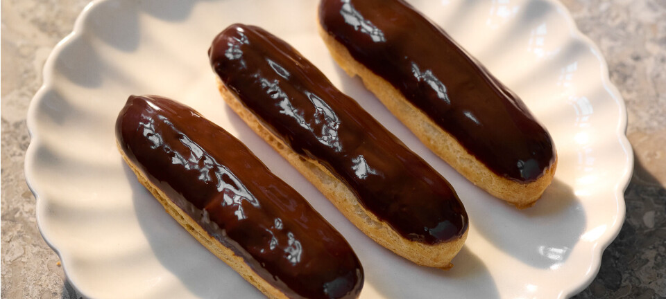 Folk vil takke dig, hvis du serverer disse éclairs med blød vaniljecreme og chokoladeganache