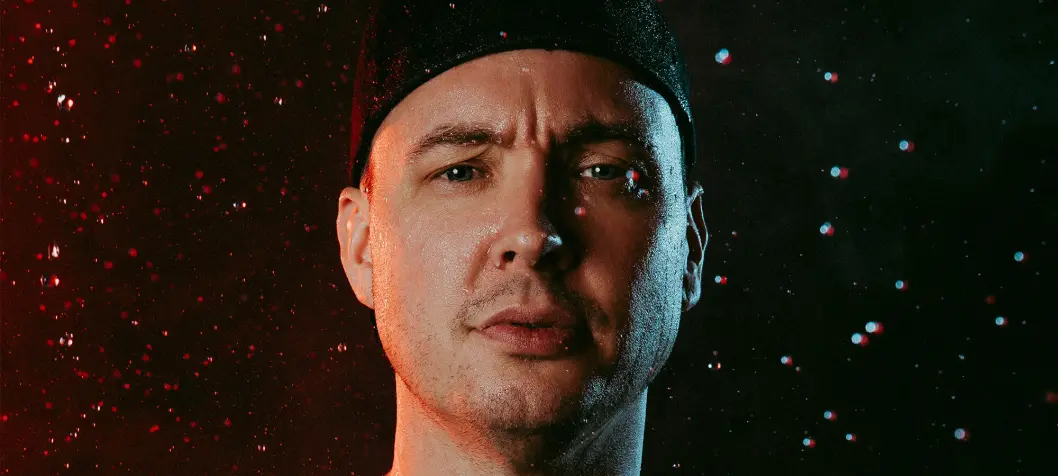 Lasse fotograferer letpåklædte kvinder: ”Det er forbundet med en masse fordomme”
