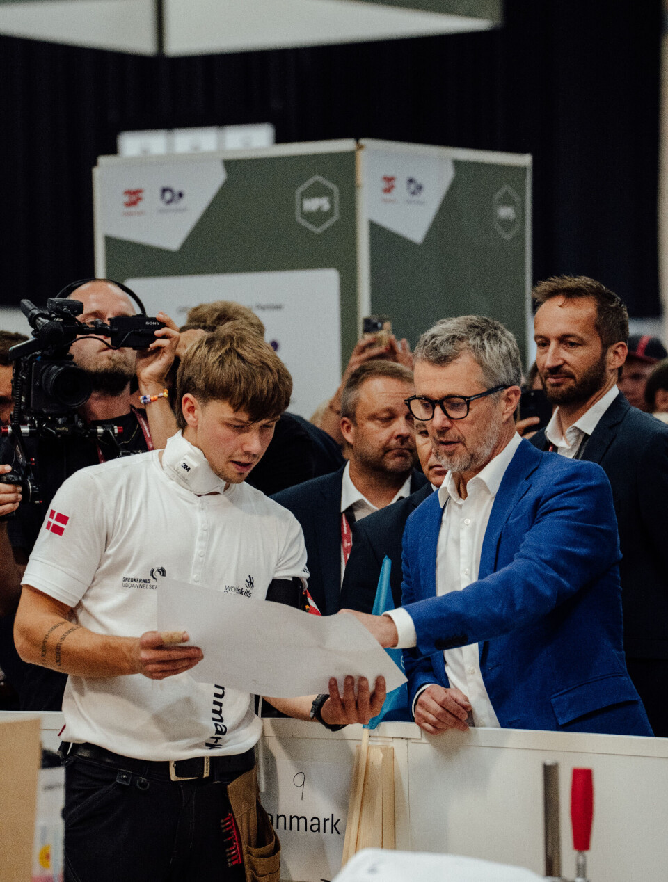 ”Torsdag (den 10. september, red.) var Kongen forbi fire discipliner. Møbelsnedker var en af dem, så jeg tog lige en snak med ham. Det var rimelig surrealistisk,” siger Niels Næraa-Nicolajsen.