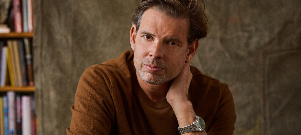 Stjerneforfatter Alex Schulman har knækket koden til sin succes. Og den afhænger af det tidspunkt, han står op