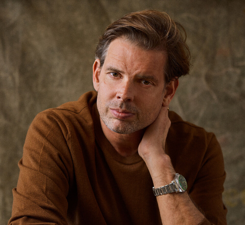 Stjerneforfatter Alex Schulman har knækket koden til sin succes. Og den afhænger af det tidspunkt, han står op