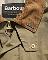 Nærbillede af Barbour Border-jakke med brun fløjlskrave og synligt logo i nakken.