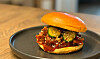 Et sikkert hit, som du nemt kan lave derhjemme: Korean Fried Chicken Burger