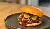 Et sikkert hit, som du nemt kan lave derhjemme: Korean Fried Chicken Burger