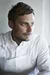 Han har skabt en signatursmag, der ikke er til at tage fejl af: Nu er han kåret som Årets kok