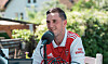 Christian Hebo i Arsenal-trøje taler i mikrofon ved udendørs bord.