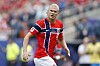 Erling Haaland i Norges røde landsholdstrøje løber på banen under VM-kamp mod Brasilien.