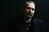 Musikeren Mikkel Hess iført sort tøj