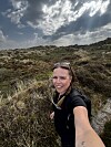 Sabrina tager selfie på vandretur i klitlandskab under dramatisk skydække