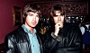 Liam og Noel Gallagher på en bar