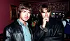 Liam og Noel Gallagher på en bar