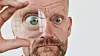 Frank Hvam kigger igennem et forstørrelsesglas