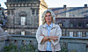 Friøsr Ditte Darville med korlagte arme uden for Borgen