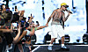 Justin Bieber optræder foran fans iført underbukser, shorts og bar overkrop.