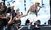 Justin Bieber optræder foran fans iført underbukser, shorts og bar overkrop.